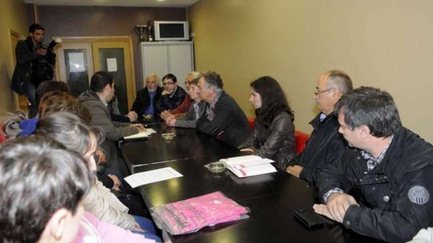 Instante de la reunión que mantuvieron ayer los afectados con cinco alcaldes de la comarca.  // Noé Parga