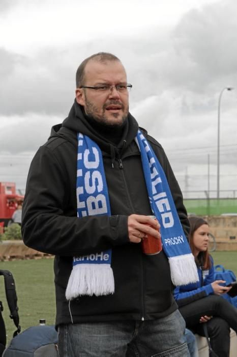 Hertha-Fans schauen beim Training zu.