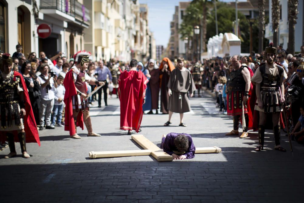 Vecinos y visitantes de Benetússer asisten a la representación del Calvario de Jesucristo.