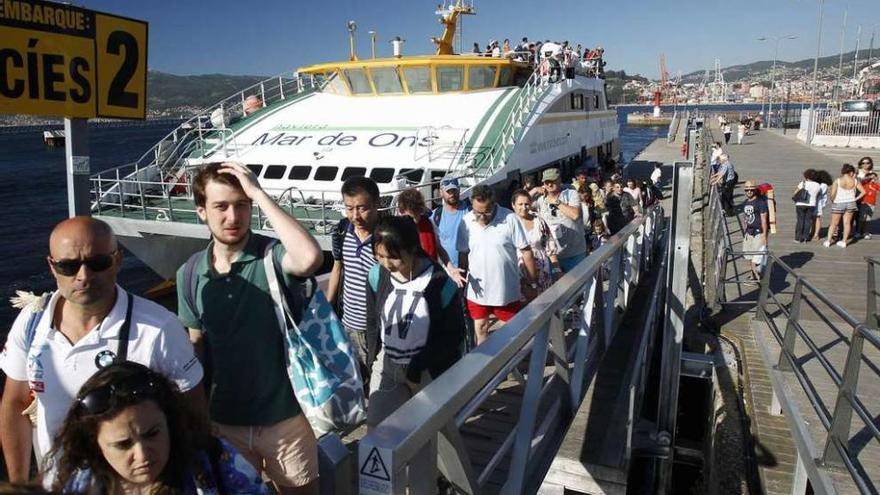 Llegada a Vigo ayer por la tarde de visitantes de las islas Cíes. // Marcos Canosa