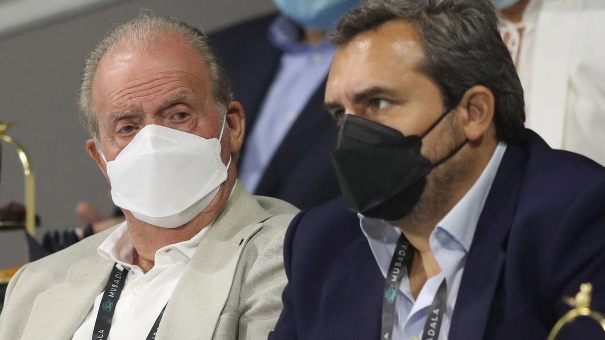 Abu Dhabi (United Arab Emirates), 17/12/2021.- King Emeritus Juan Carlos I (C) of Spain, wearing a protective face mask, watches the semi final match between Rafael Nadal of Spain and Andy Murray of Britain during the Mubadala World Tennis Championship at the International Tennis Centre, Zayed Sports City in Abu Dhabi, United Arab Emirates, 17 December 2021. (Tenis, España, Emiratos Árabes Unidos, Reino Unido) EFE/EPA/ALI HAIDER
