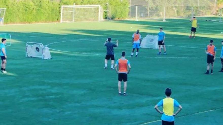 Imatge del primer entrenament del juvenil del Futbol Base Solsona Arrels |