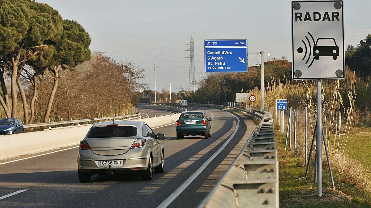Senyal advertint del radar que més multa a Girona,  al punt quiomètric 312 de la C-31. | ANIOL RESCLOSA