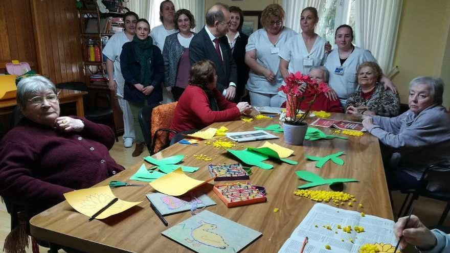 Represas y Carrera, en una visita a la residencia de mayores Santa Ana. // D.P.