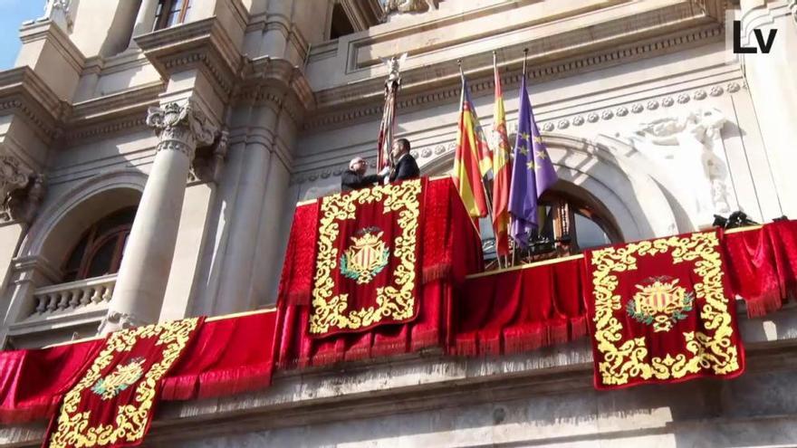 Bajada de la 'Reial Senyera' desde el balcón del ayuntamiento de València