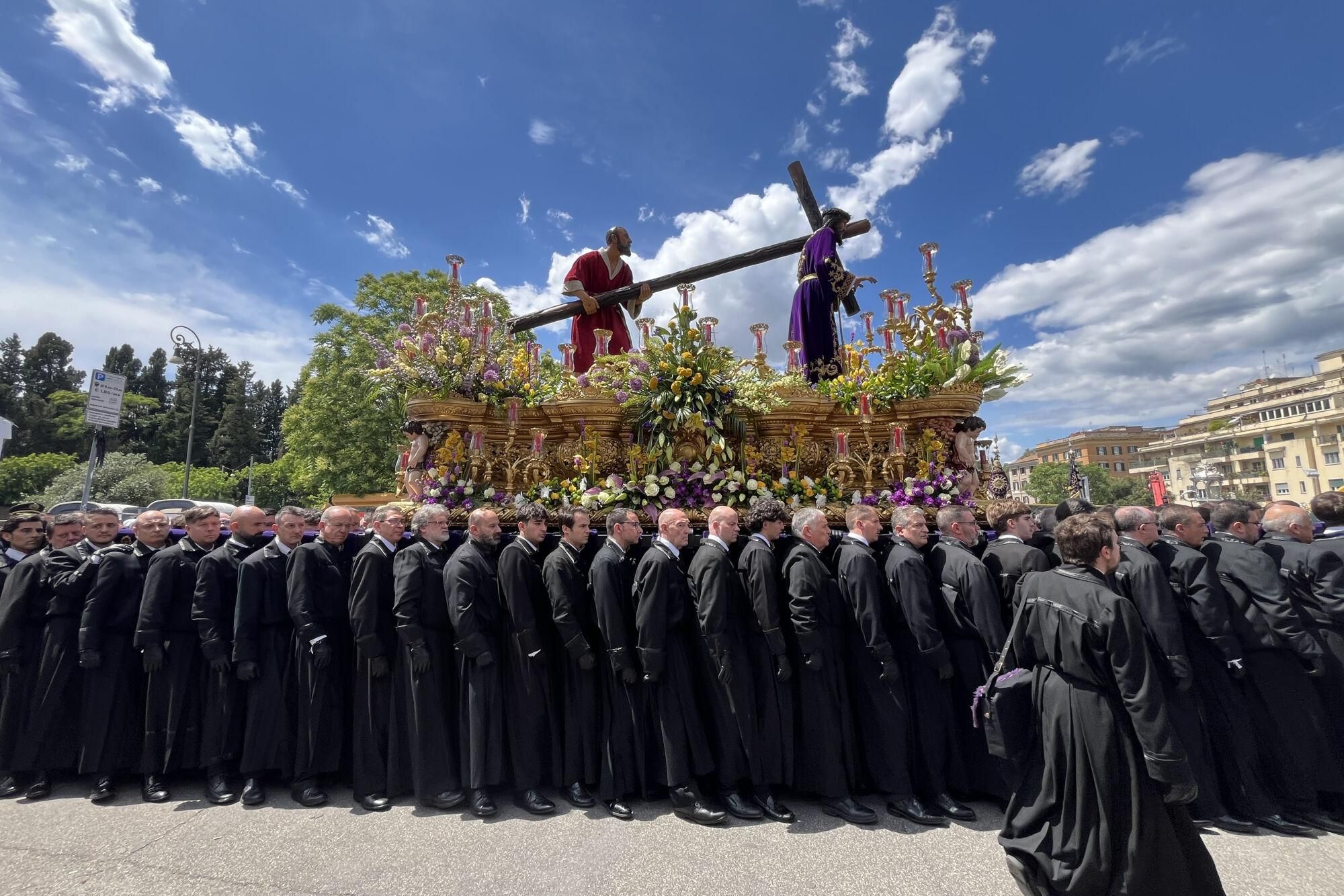 ROMA (ITALIA), 17/05/2025.- Nazarenos participan en una procesión histórica y que difícilmente se volverá a repetir en la que el paso del Nazareno de la Cofradía del Dulce Nombre de Jesús Nazareno -imagen del siglo XVII- ha estado acompañado de otros emblemáticos pasos de la Semana Santa española como el Cristo de la Expiración 'El Cachorro' (Sevilla), y la Virgen de la Esperanza Coronada (Málaga), este sábado en Roma (Italia). EFE/ Miguel Salvatierra