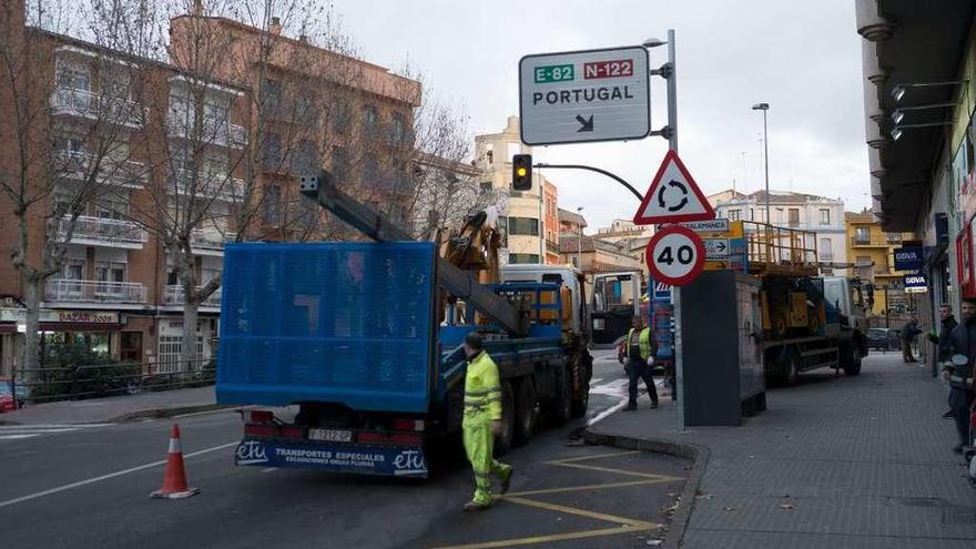 Renovación de las señales en la zona de la Puerta de la Feria, ayer tarde.