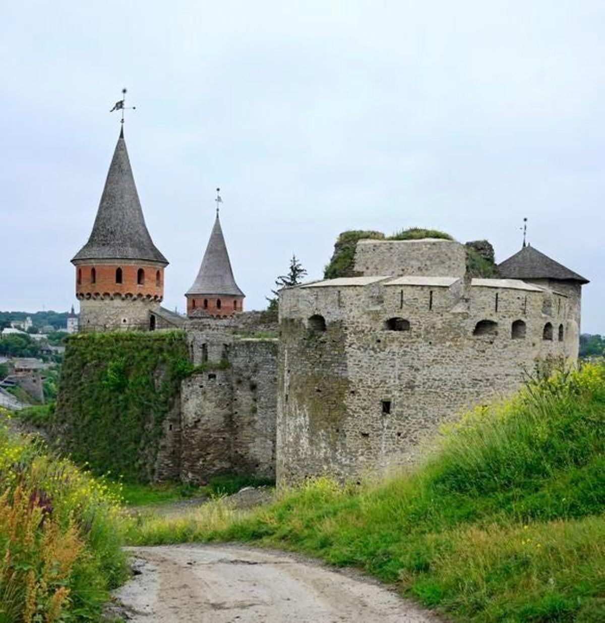 El castillo de Kamianets-Podilskyi, cuenta con más de siete siglos de antiguedad y es una da las siete maravillas de Ucrania