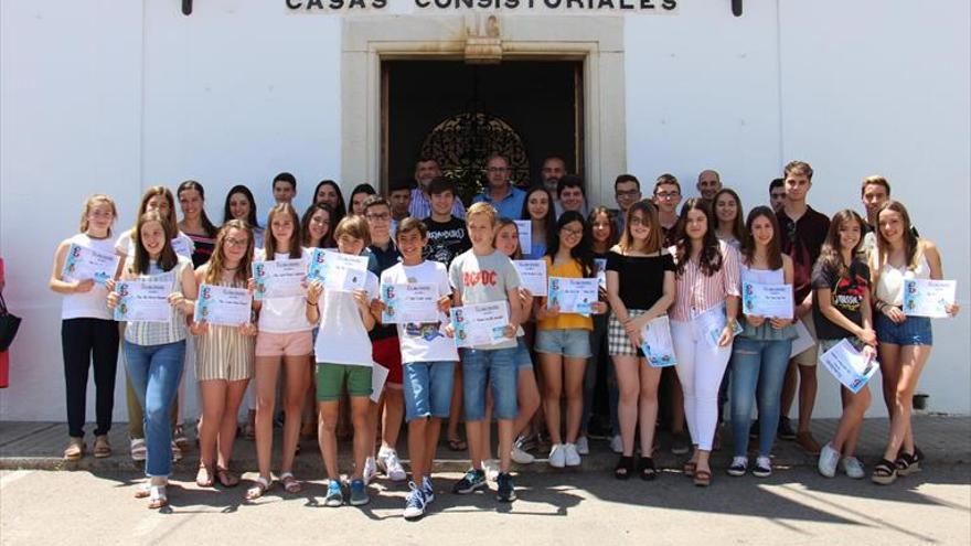 El ayuntamiento premia la «excelencia» académica de 33 alumnos del instituto