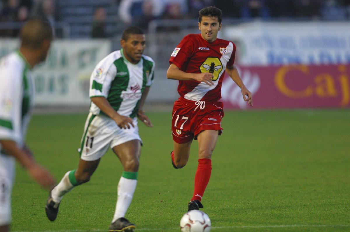 Ania intenta tapar a Olivera durante el Córdoba-Rayo de enero del 2004.