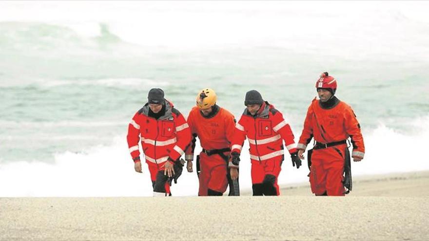 Una joven fallece al desprenderse una piedra en una playa de Lugo