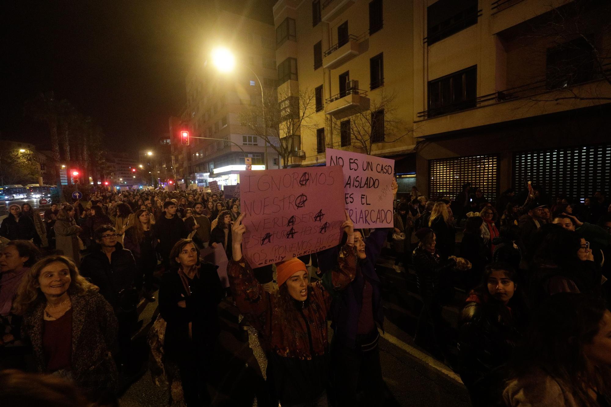 Miles de personas recorren Palma en la manifestación feminista del 8M