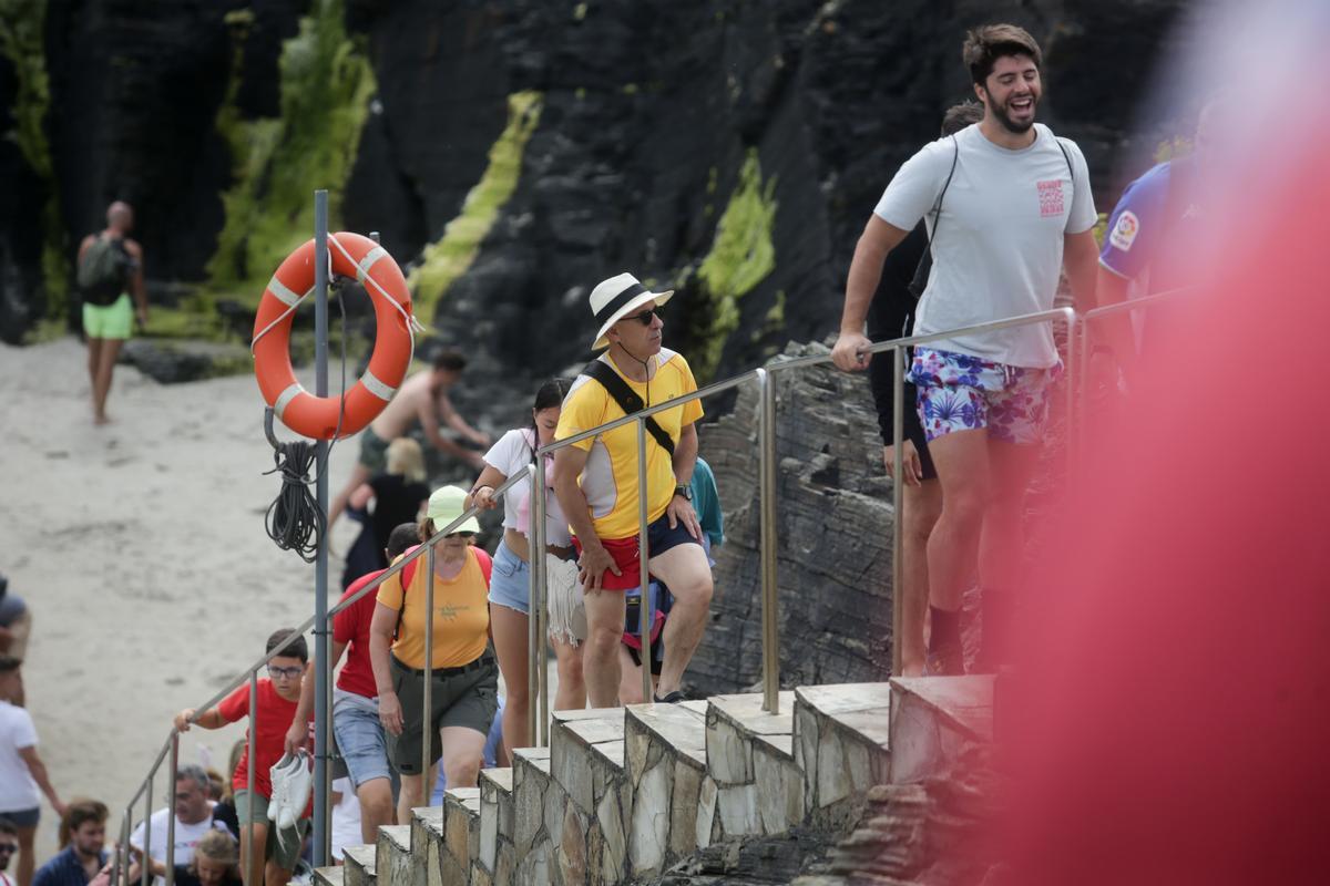 La playa de las Catedrales, en Galicia, cuelga el cartel de completo