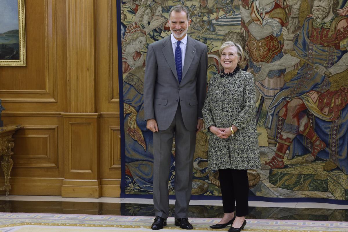 Felipe VI se reúne con Hillary Clinton en la Zarzuela