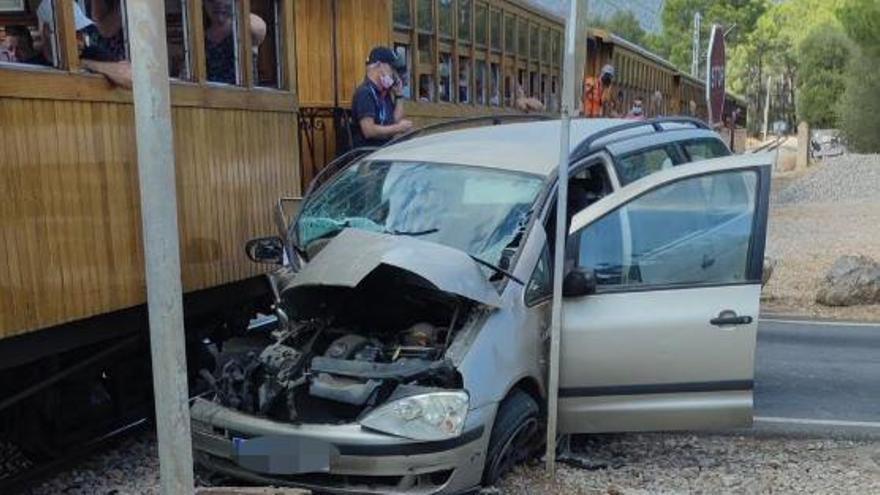 El tren de Sóller arrolla un coche en un paso a nivel en Bunyola