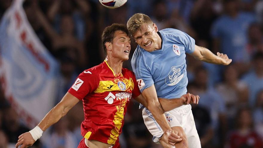 Carl Starfelt disputa
el balón con
la cabeza a un
jugador del Getafe.
// Ricardo Grobas