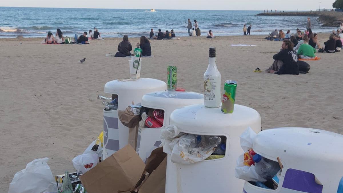 La playa del Postiguet cierra el fin de semana entre basura