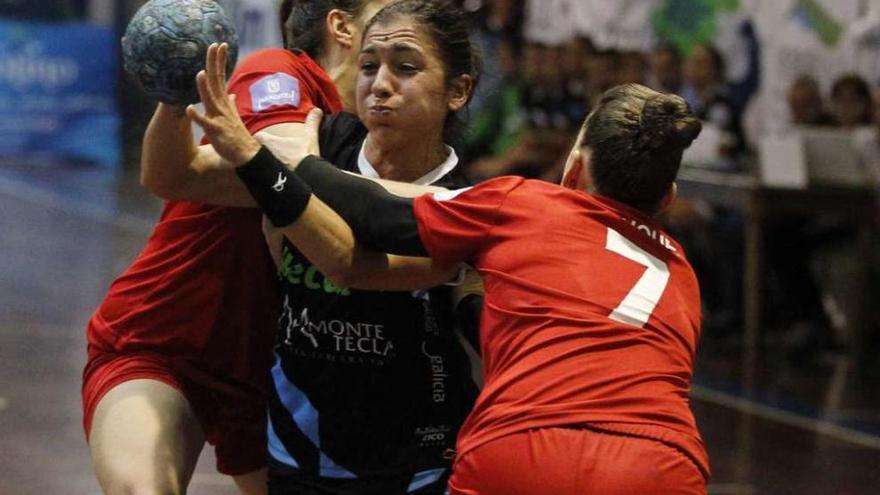 Estela Doiro sufre un fuerte marcaje, durante el partido disputado ayer en A Sangriña. // Ricardo Grobas