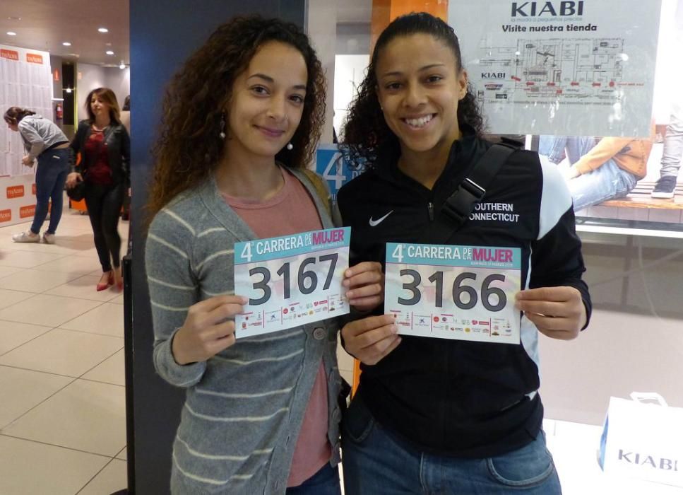 Recogida de dorsales en el Thader para la IV Carrera de la Mujer (Tarde)