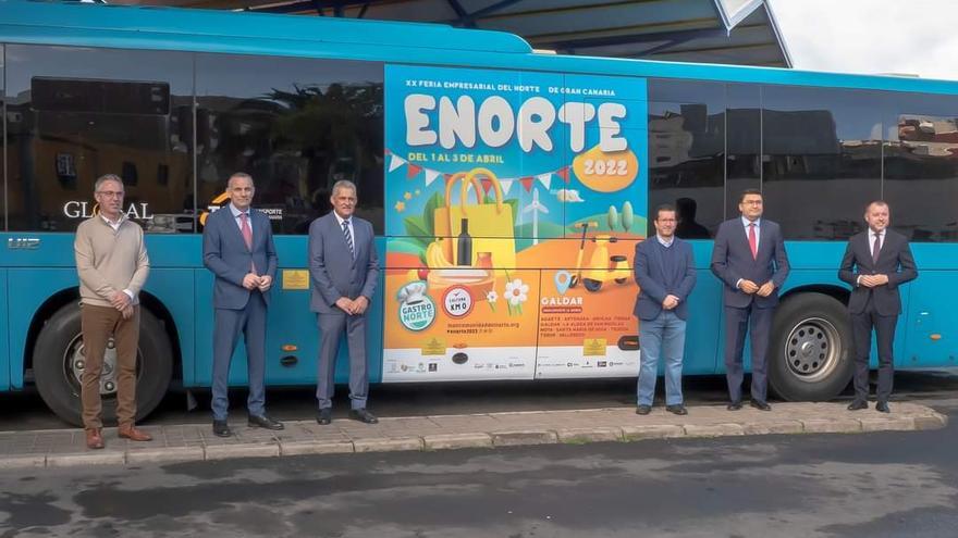 El transporte público la mejor forma de acercarse a ENORTE 2022. Imagen de la presentación de la campaña publicitaria, con el Vicepresidente del Cabildo, el Presidente y Gerente de Global, el Presidente de la Mancomunidad, el alcalde Gáldar, el concejal de presidencia del Ayuntamiento de Gáldar.