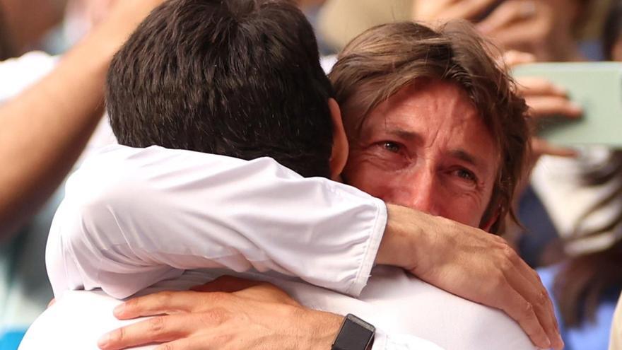 Juan Carlos Ferrero abraza a Carlos Alcaraz.