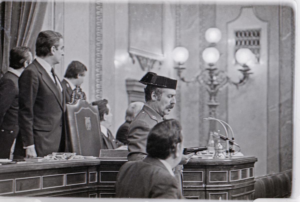 Archivo - Arquivo - 23 DE FEBREIRO DE 1981 - MADRID, ESPAÑA: Interior do Congreso dos Deputados durante o intento de Golpe de estado. O Tenente Coronel Tejero, pistola en man, accede ao hemiciclo e interrompe a primeira toma de posesión como presidente do