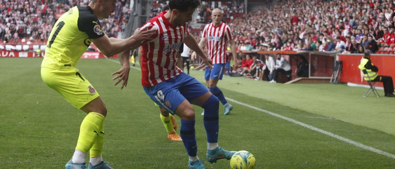 Jony contra el balón ante Valery. | Marcos León