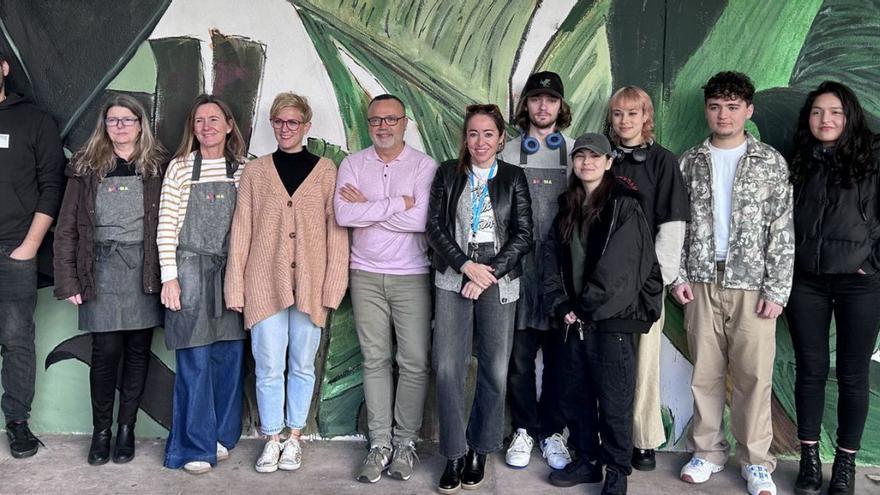 Alumnos y profesores del centro posan delante del mural pintado.  | ADEMA