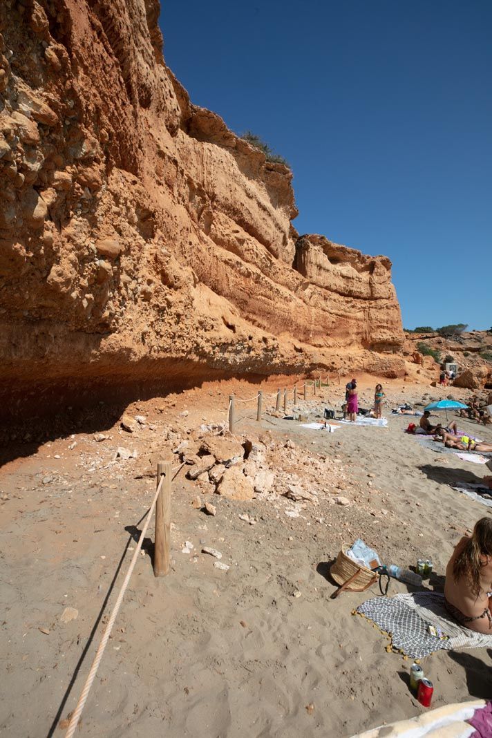 Desprendimiento de rocas en una playa de Ibiza