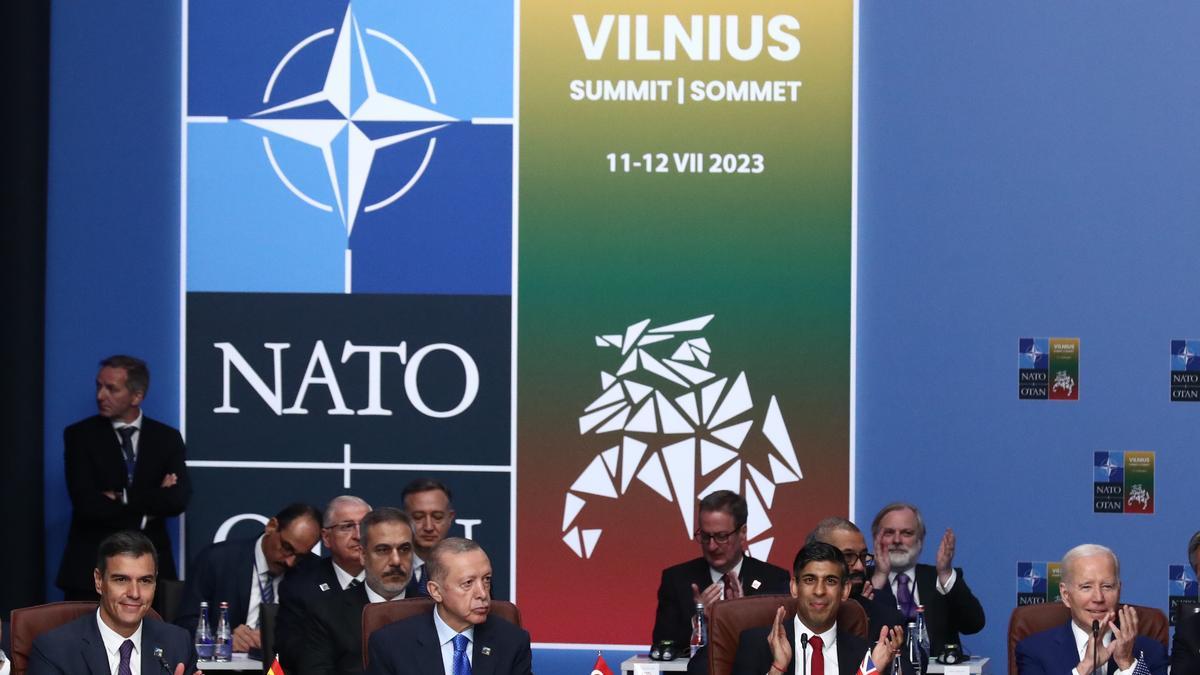 El presidente del Gobierno, Pedro Sánchez (i), el presidente de Turquía, Recep Tayyip Erdogan (2i), el primer ministro del Reino Unido Rishi Sunak, y el presidente de Estados Unidos Joe Biden (d), este martes durante la cumbre de la OTAN que se celebra en Vilna, Lituania.
