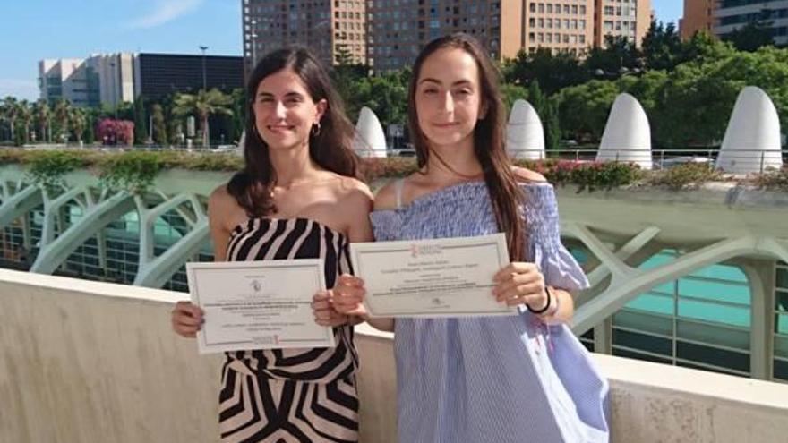 Isabel y Viktoriya, en el exterior del Palau posan con su diploma.