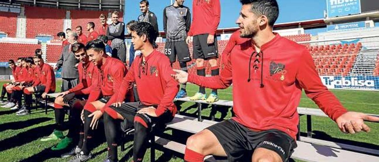 El Real Mallorca presentó ayer la camiseta conmemorativa del Centenario, que ya está a la venta en las tiendas oficiales de la institución bermellona al precio de setenta euros para los socios y ochenta para los que no lo son.