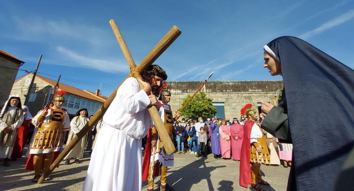 Cristo vuelve a la cruz en Salvaterra