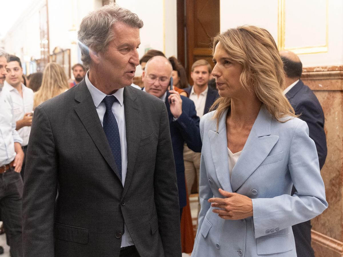El presidente del PP, Alberto Núñez Feijóo, y su portavoz adjunta, Cayetana Álvarez de Toledo, tras una sesión de control al Gobierno en el Congreso.