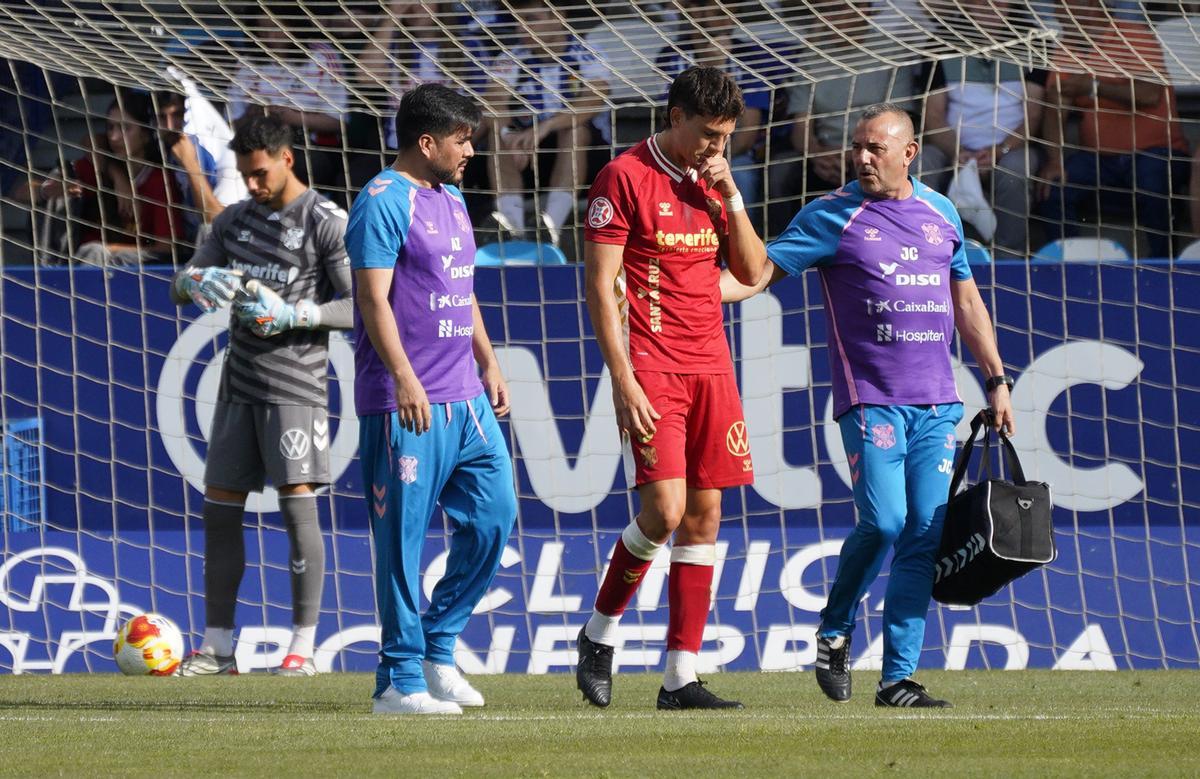 Agüero abandona el campo lesionado.