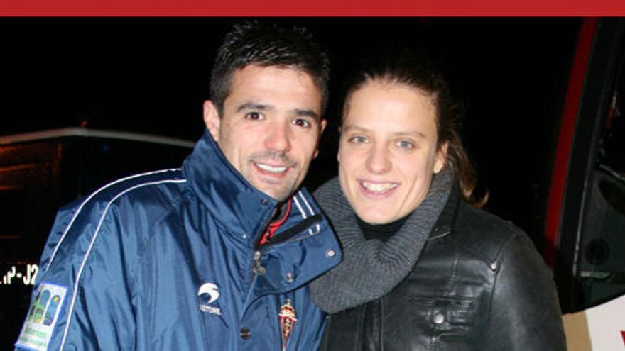 Arantxa y Nacho Novo, a la salida del estadio y antes de subir al autobús.