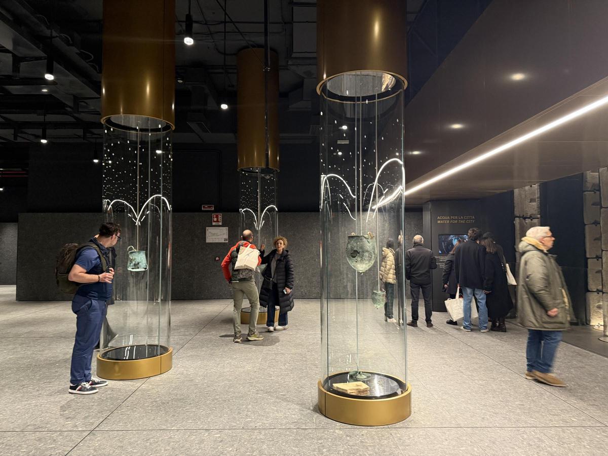 Objetos expuestos en la parada del metro/museo.