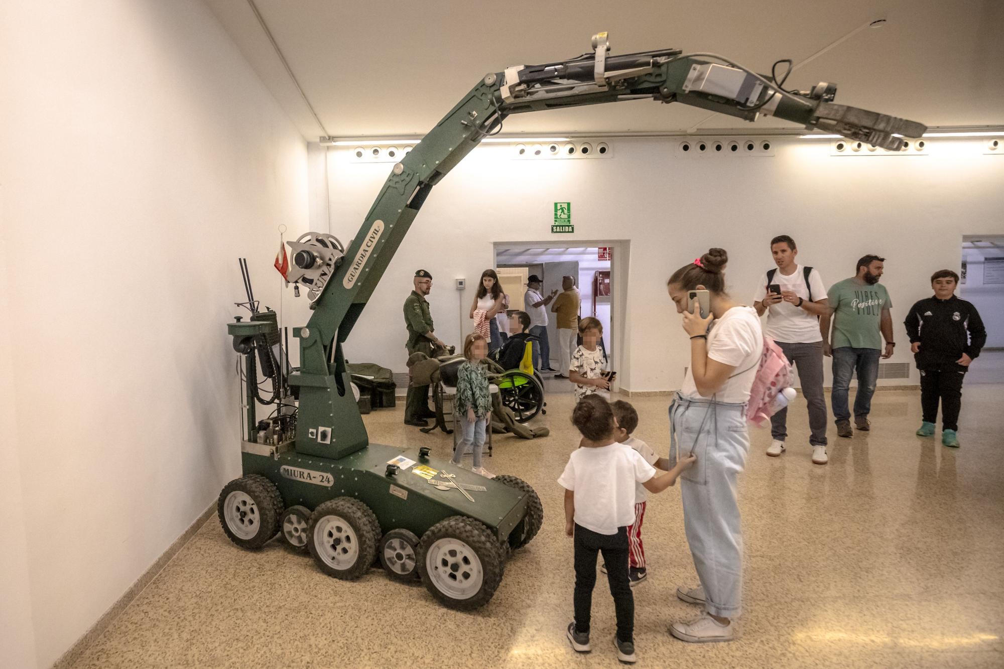 La Guardia Civil de Baleares ha celebrado una jornada de puertas abiertas para conmemorar la patrona