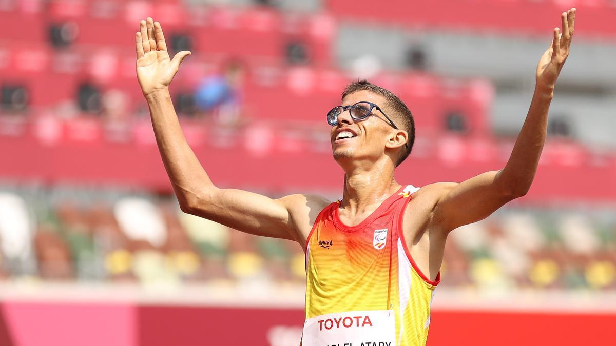 Yassine Ouhadi L&#039;Ataby celebra el seu or en els 5000 m T13 dels Jocs Paralímpics de Tòquio