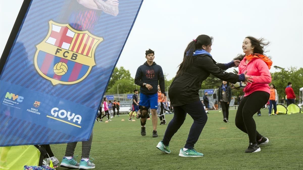 Unos jóvenes participan de un festival deportivo de la Fundació Barça en Nueva York.