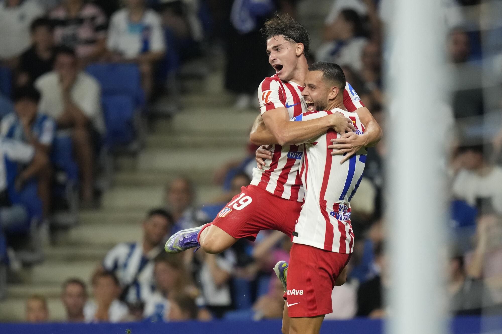 Atletico Madrid's Julian Alvarez (L) celebrates after scoring the 0-1 goal during the Spanish LaLiga soccer match between RCD Espanyol and Atletico Madrid, in Barcelona, Spain, 17 August 2025. EFE/ Enric Fontcuberta