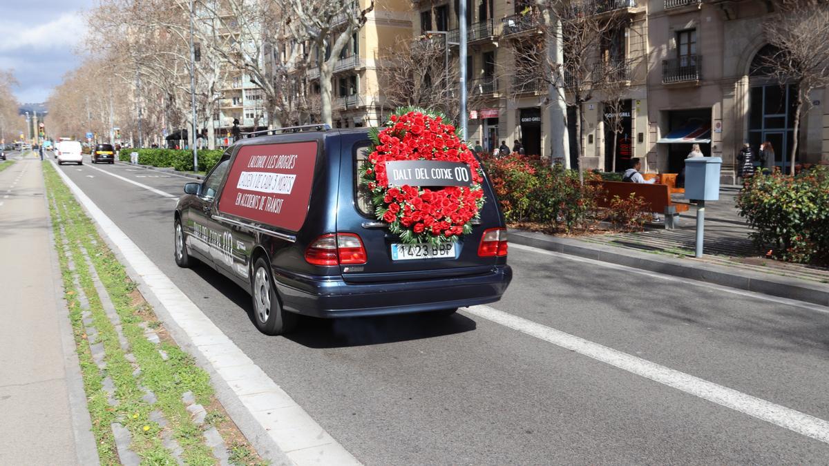 Dos cotxes fúnebres: l'aposta de Trànsit per a la nova campanya contra l'alcohol al volant
