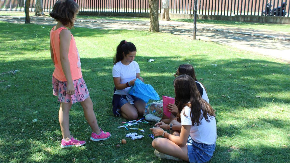 Niñas en un campamento entretenidas con una actividad