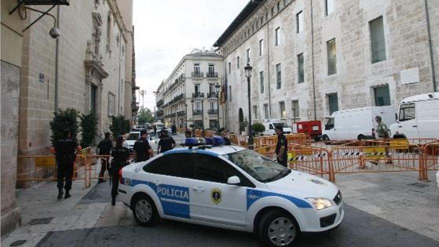 La policía cortó las 
calles de acceso a la 
Cámara 20 horas antes 
del pleno.
manuel molines