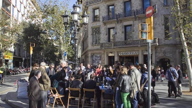 La rueda de prensa que han ofrecido en la calle los familiares de Ester Quintana.
