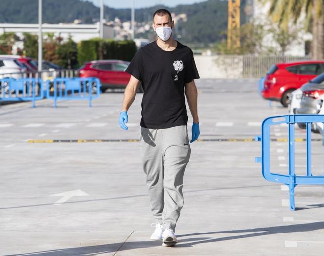 Los jugadores de baloncesto del FC Barcelona pasan los exámenes médicos del coronavirus