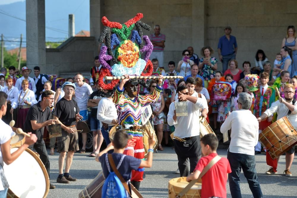 Los personajes de seis Carnavales tradicionales de la Península visitan este fin de semana Vilaboa, donde se celebra el primer Encontro de Entroidos de Galicia.