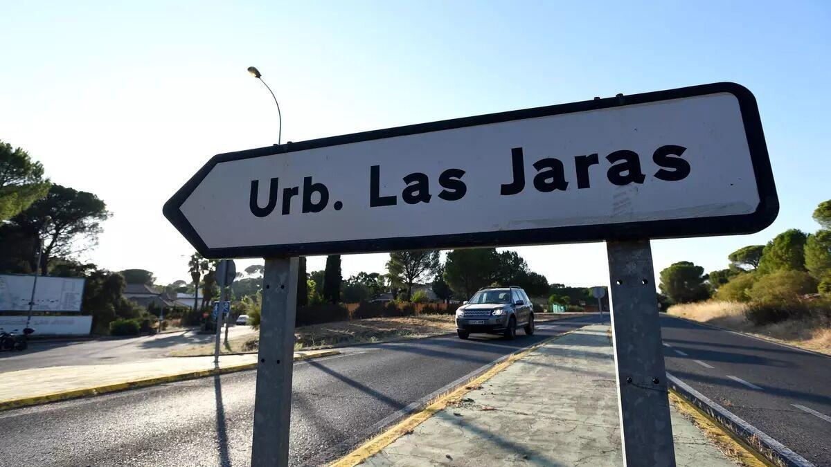 Imagen de archivo del cartel de acceso a la urbanización de Las Jaras, en plena Sierra de Córdoba