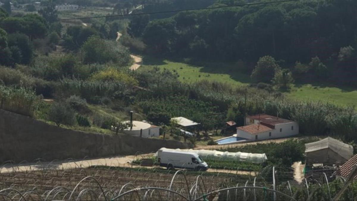 La masía de Calella donde ha muete una mujer a manos de tres hombres que asaltaron su huerto con marihuana.