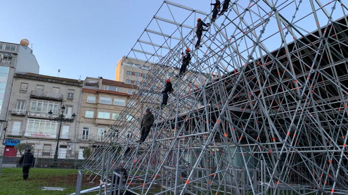 La construcción de la rampa de hielo, ayer en Vigo. |   // FDV